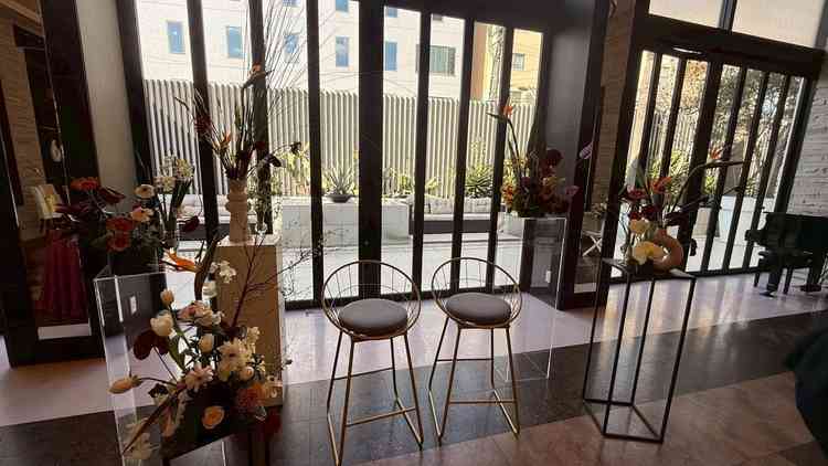 披露宴会場のメインテーブルになります。外に行って写真を撮ることもできます。