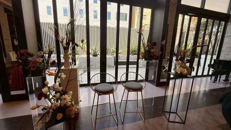 披露宴会場のメインテーブルになります。外に行って写真を撮ることもできます。