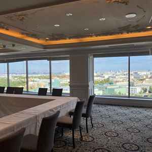 披露宴会場スカイガーデン。ディズニーパークが一望できるのが魅力。