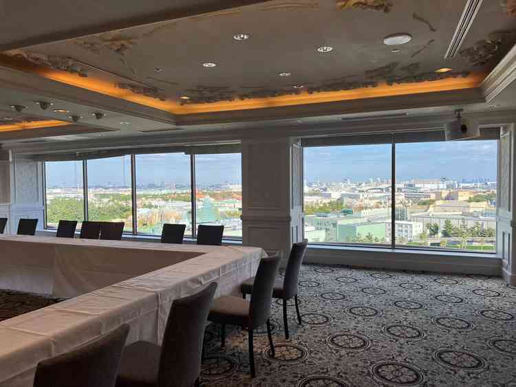 披露宴会場スカイガーデン。ディズニーパークが一望できるのが魅力。