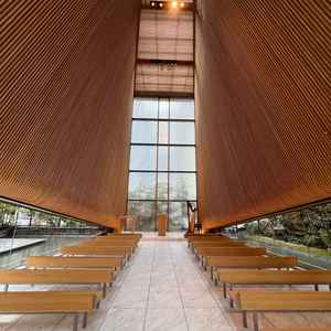 開放的なチャペル。正面のガラスはすりガラスのようになっているので、悪天候でもそんなに気にならない作り