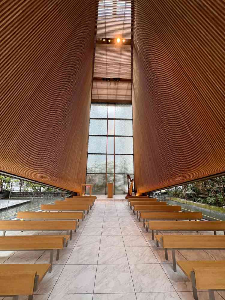 開放的なチャペル。正面のガラスはすりガラスのようになっているので、悪天候でもそんなに気にならない作り