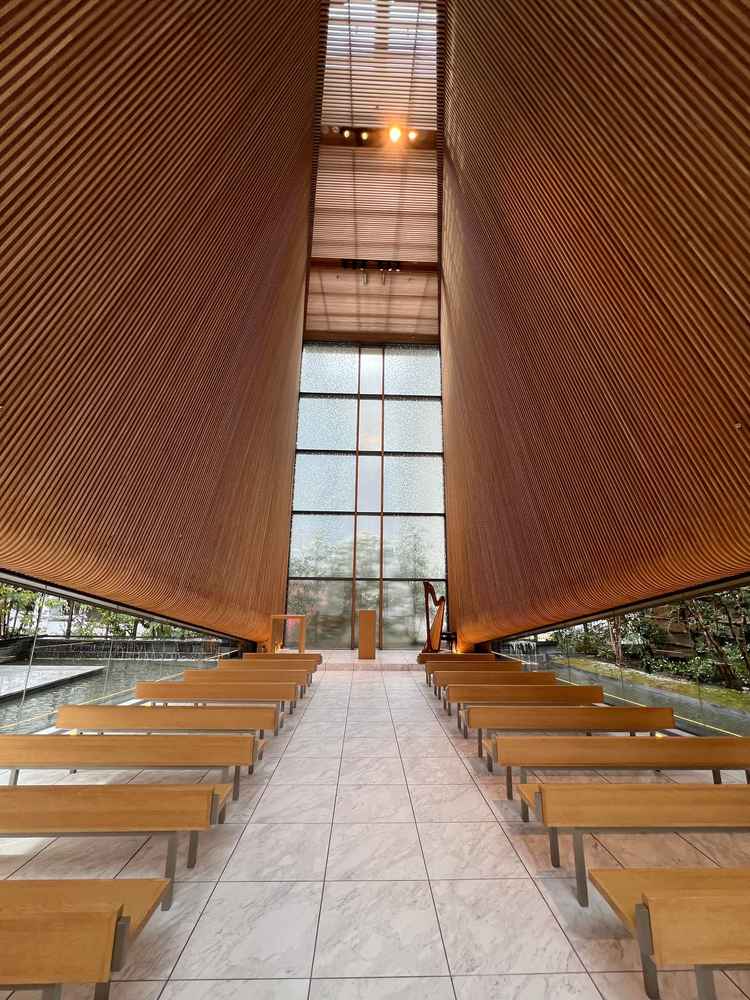 開放的なチャペル。正面のガラスはすりガラスのようになっているので、悪天候でもそんなに気にならない作り