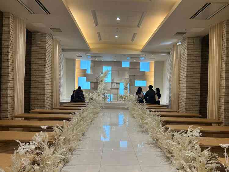 挙式会場1枚目、最近リニューアルされたとのことで、全体的に落ち着いたオフホワイトのイメージでした。