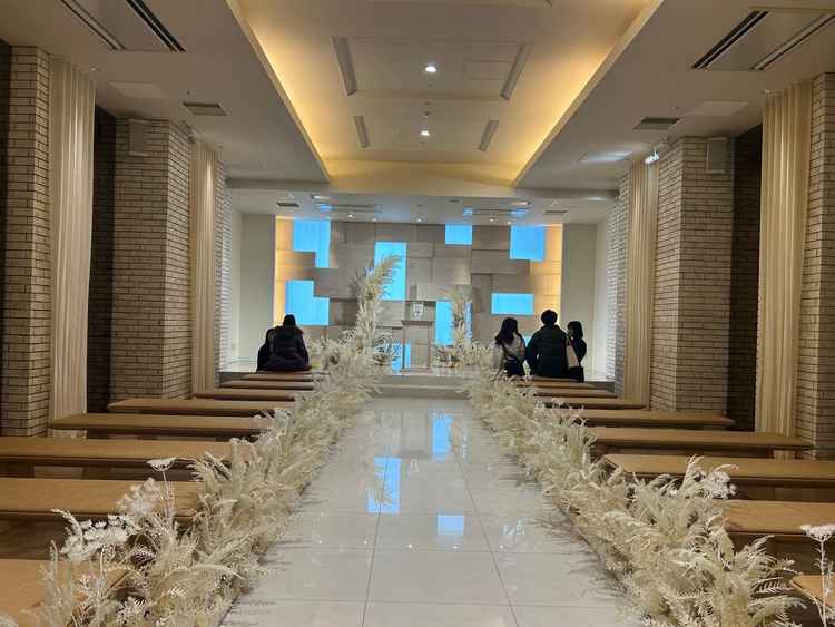 挙式会場1枚目、最近リニューアルされたとのことで、全体的に落ち着いたオフホワイトのイメージでした。