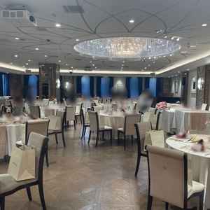 ラグジュアリーで、大きなシャンデリアのある披露宴会場。