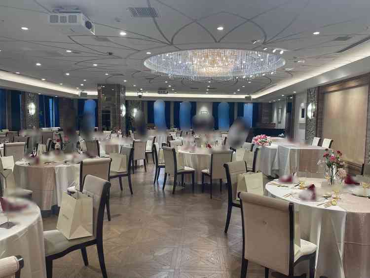 ラグジュアリーで、大きなシャンデリアのある披露宴会場。