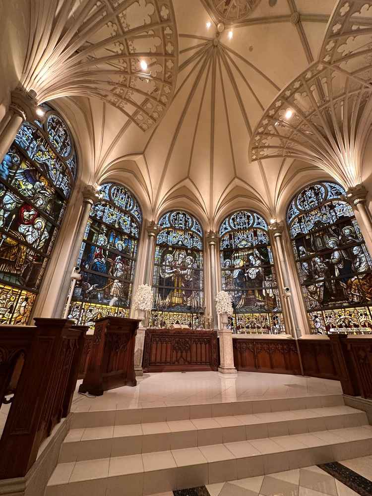 圧巻のステンドグラス大聖堂(挙式をセントグレースで挙げるプラン)