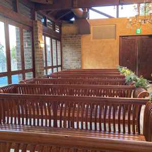 挙式会場は自然光で明るい