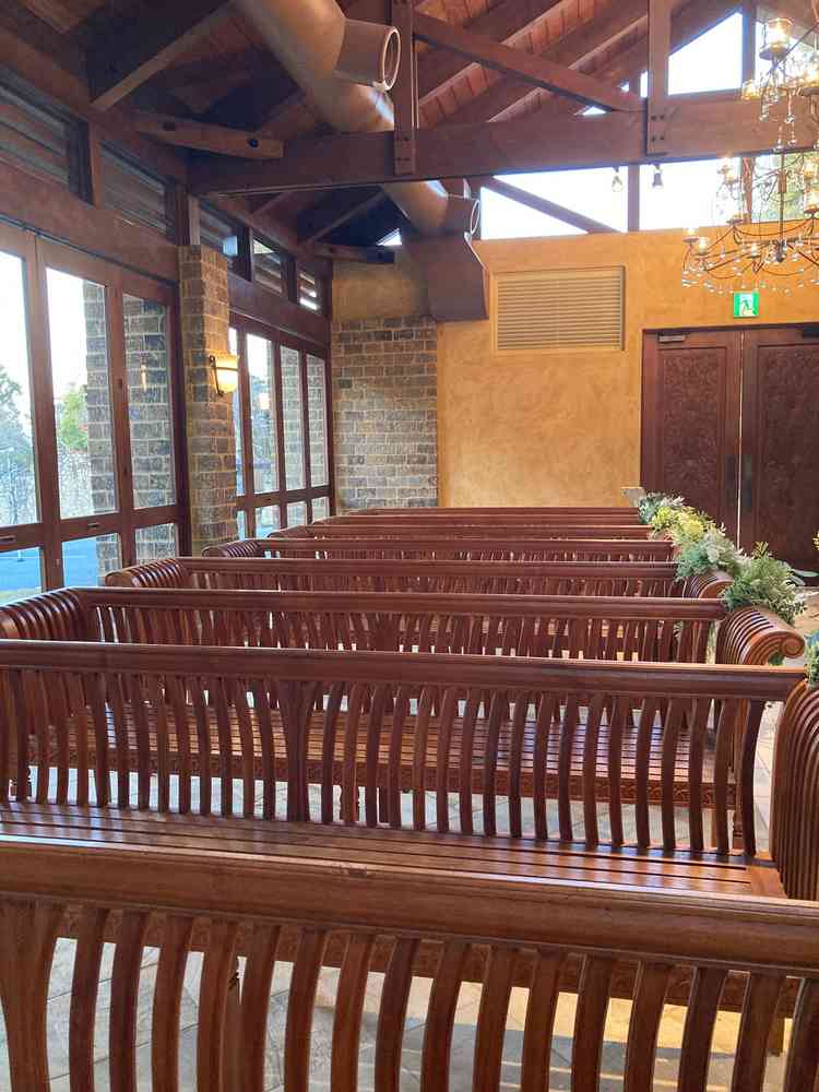 挙式会場は自然光で明るい