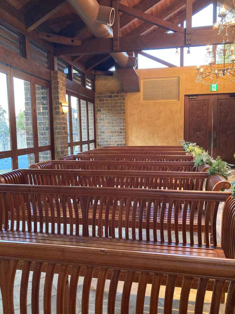 挙式会場は自然光で明るい