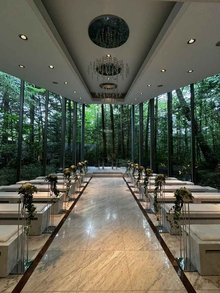 挙式会場全体の写真。曇り時々雨。