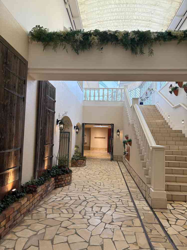 披露宴会場に向かうまでの道の写真。シャボン玉が出ていたりディズニーのパーク内のような通りだった。