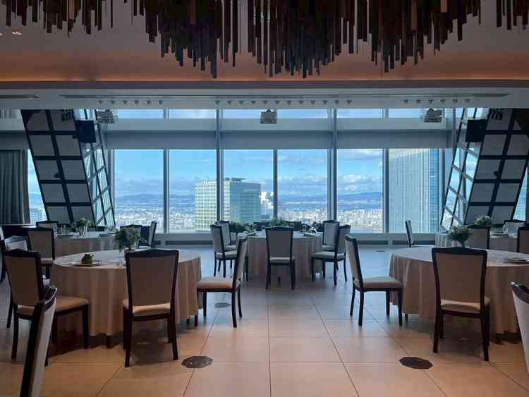 披露宴会場。大きな窓のおかけで開放感があります。