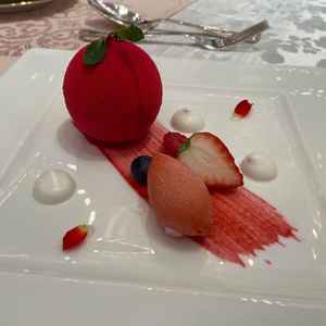 デザートも実際に提供されるものを試食できました。料理長が各テーブルを回って説明してくれました。