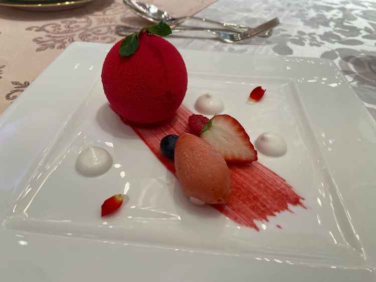 デザートも実際に提供されるものを試食できました。料理長が各テーブルを回って説明してくれました。