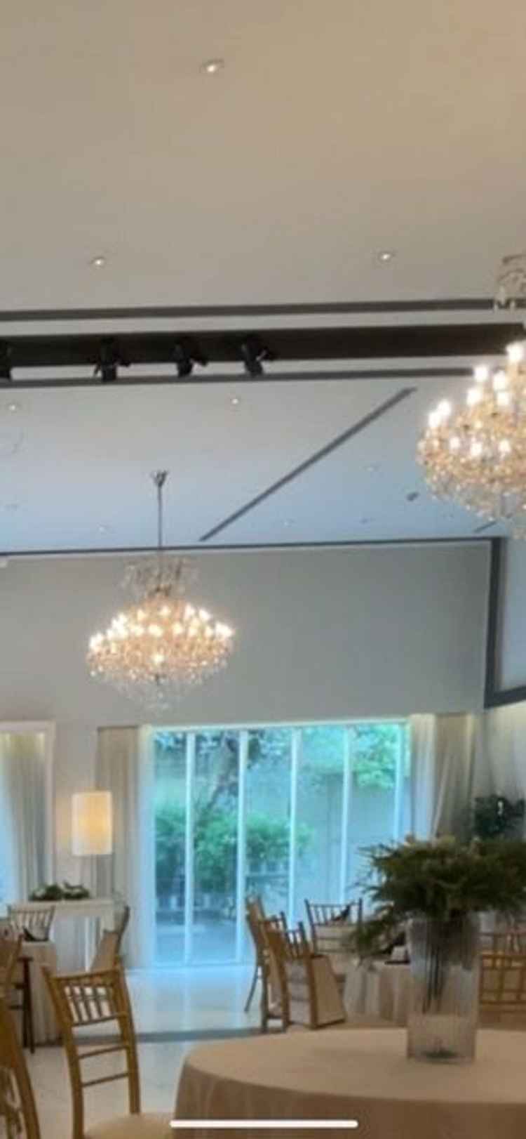 披露宴会場の一部の写真。特にシャンデリアが素敵。