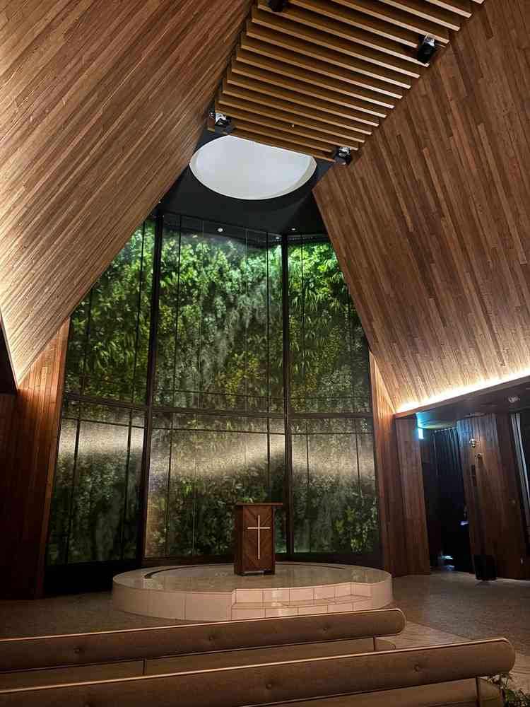 式場の写真。バッグの緑は造花とのことです。