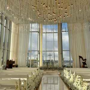 チャペルの中。シャンデリアが綺麗。