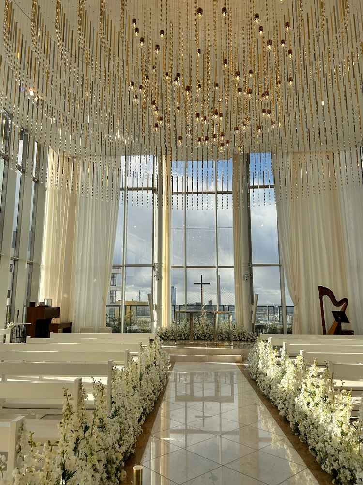 チャペルの中。シャンデリアが綺麗。