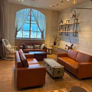 待合室別角度。仕切りがないため参加者同士で歓談しやすい。