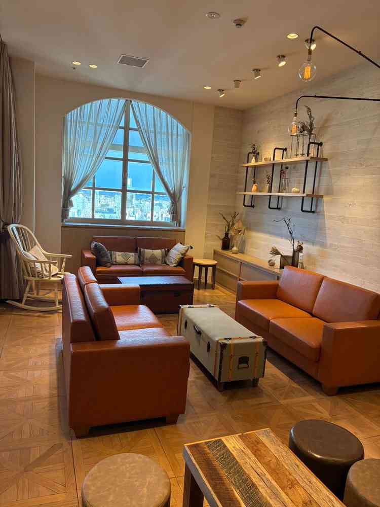 待合室別角度。仕切りがないため参加者同士で歓談しやすい。