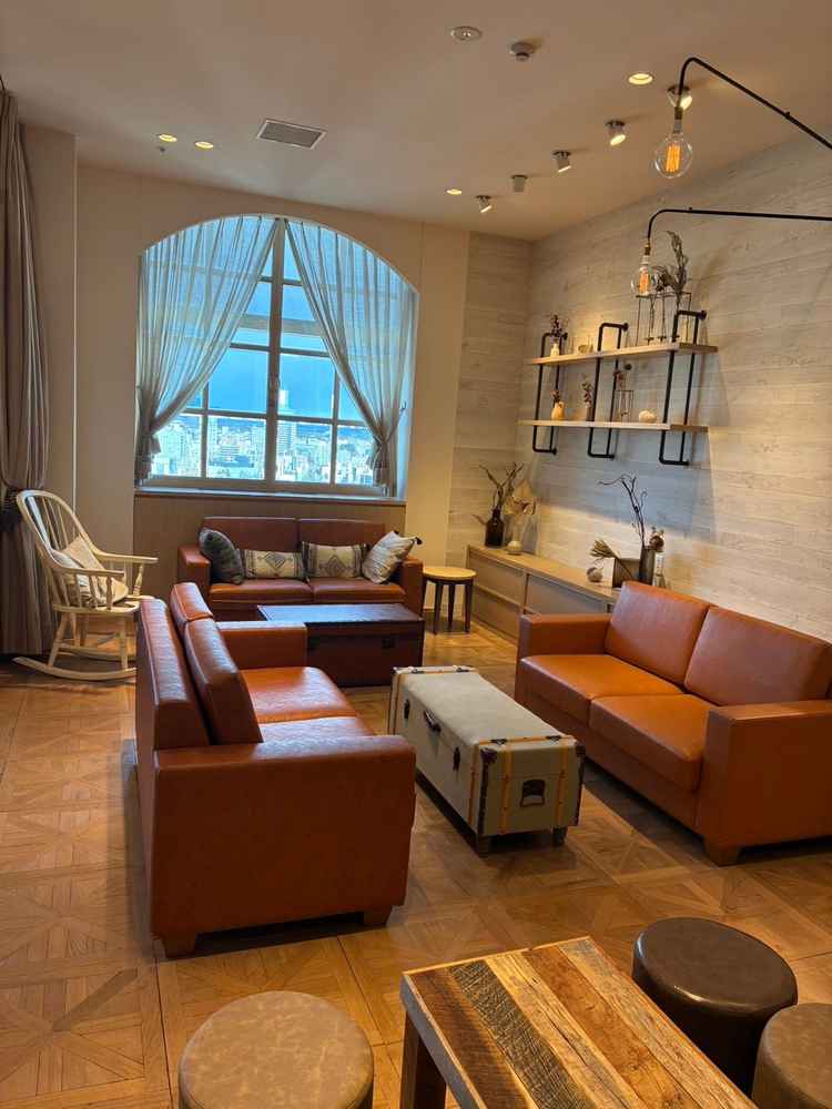 待合室別角度。仕切りがないため参加者同士で歓談しやすい。