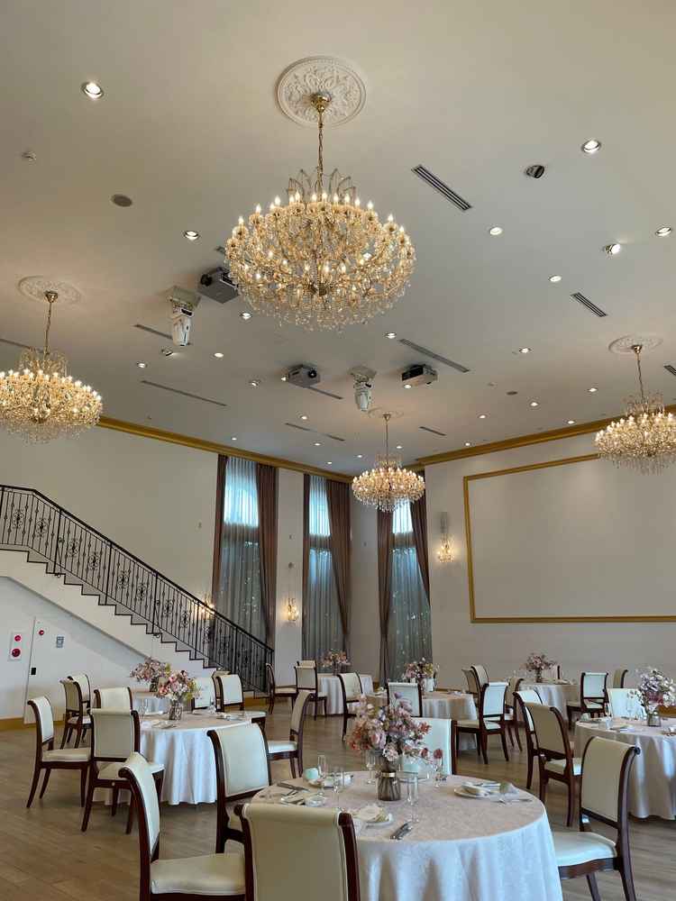 階段から新郎新婦入場