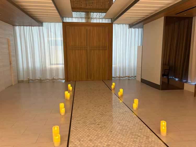 挙式会場に入る前の空間で、親向けにビデオとか流せる