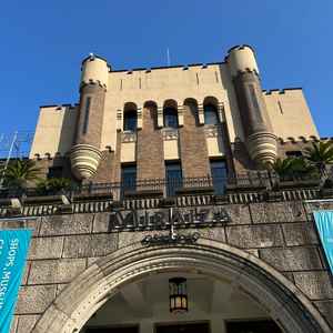 式場が入っている建物の入り口。最寄り駅から徒歩13分ありましたが、大阪城公園の中を歩くので楽しいです