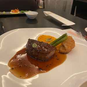 和洋折衷のメニューが豊富で、牛フィレ肉の試食が特に美味しかったです。