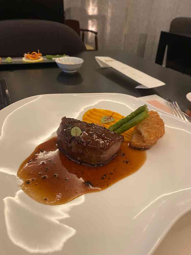 和洋折衷のメニューが豊富で、牛フィレ肉の試食が特に美味しかったです。