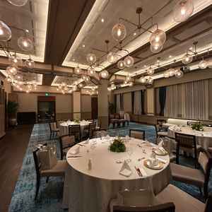 約80人入れる披露宴会場。青色のカーペットとカーテンが特徴でとてもオシャレに感じた。