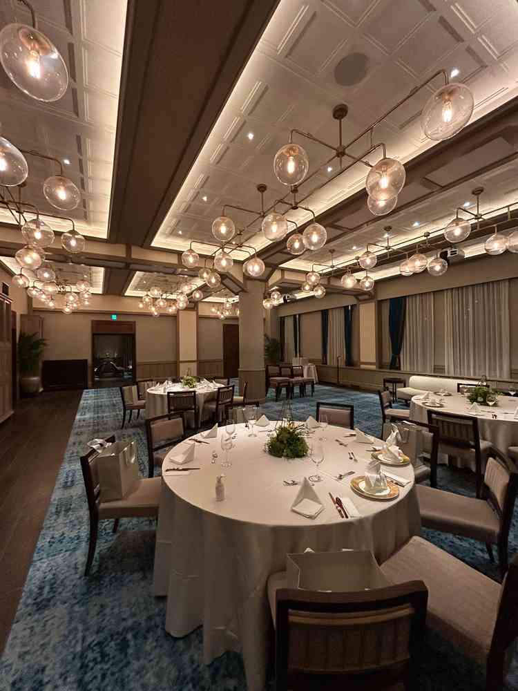 約80人入れる披露宴会場。青色のカーペットとカーテンが特徴でとてもオシャレに感じた。