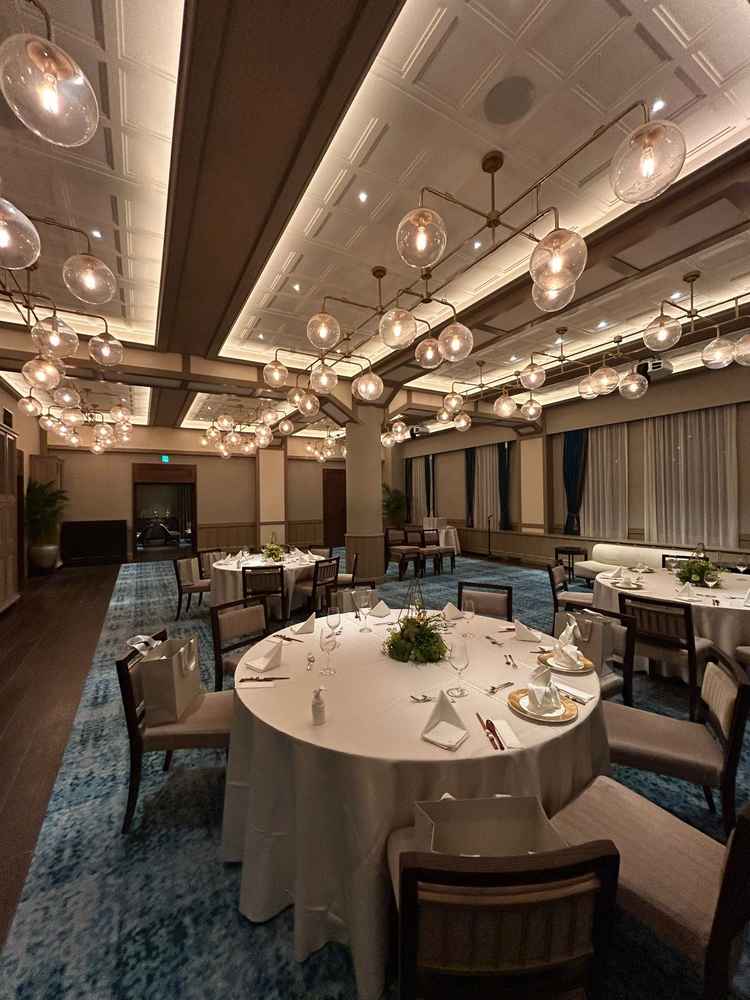 約80人入れる披露宴会場。青色のカーペットとカーテンが特徴でとてもオシャレに感じた。