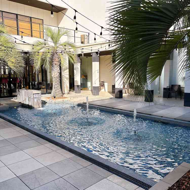 プールがある中庭