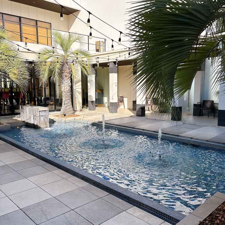 プールがある中庭