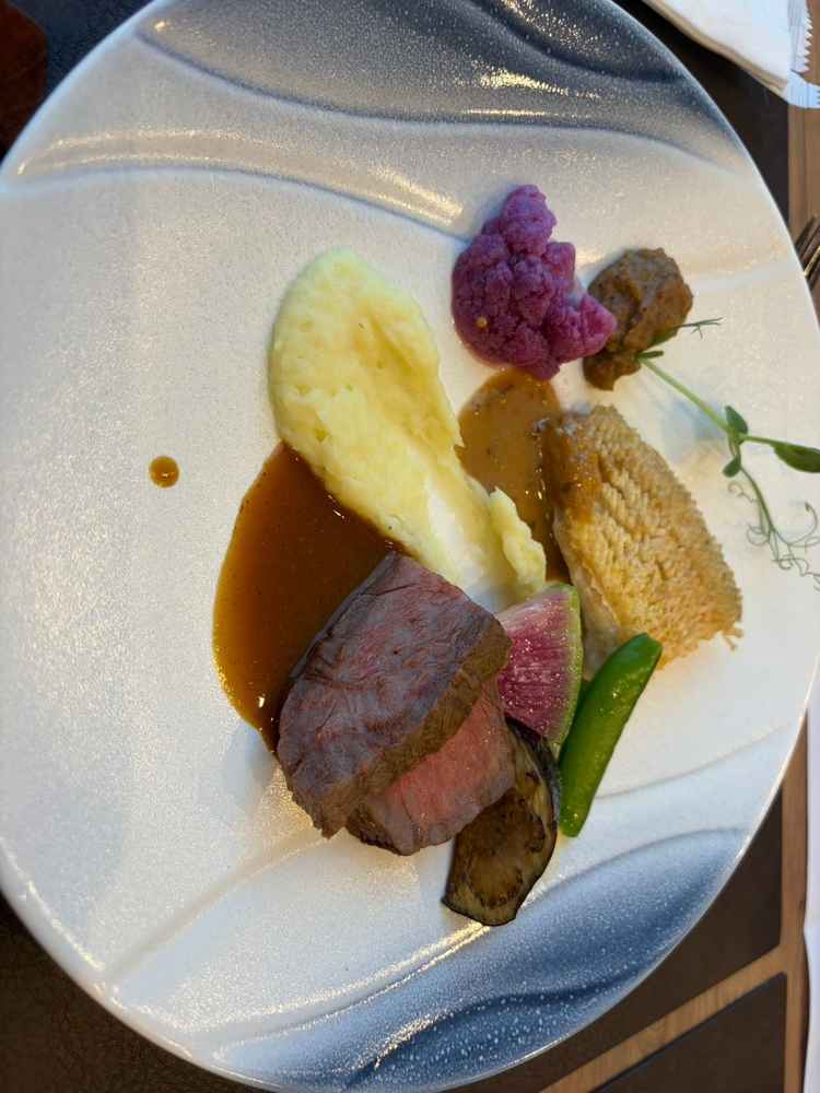 メインの肉と魚。魚の揚げ物がおいしい。