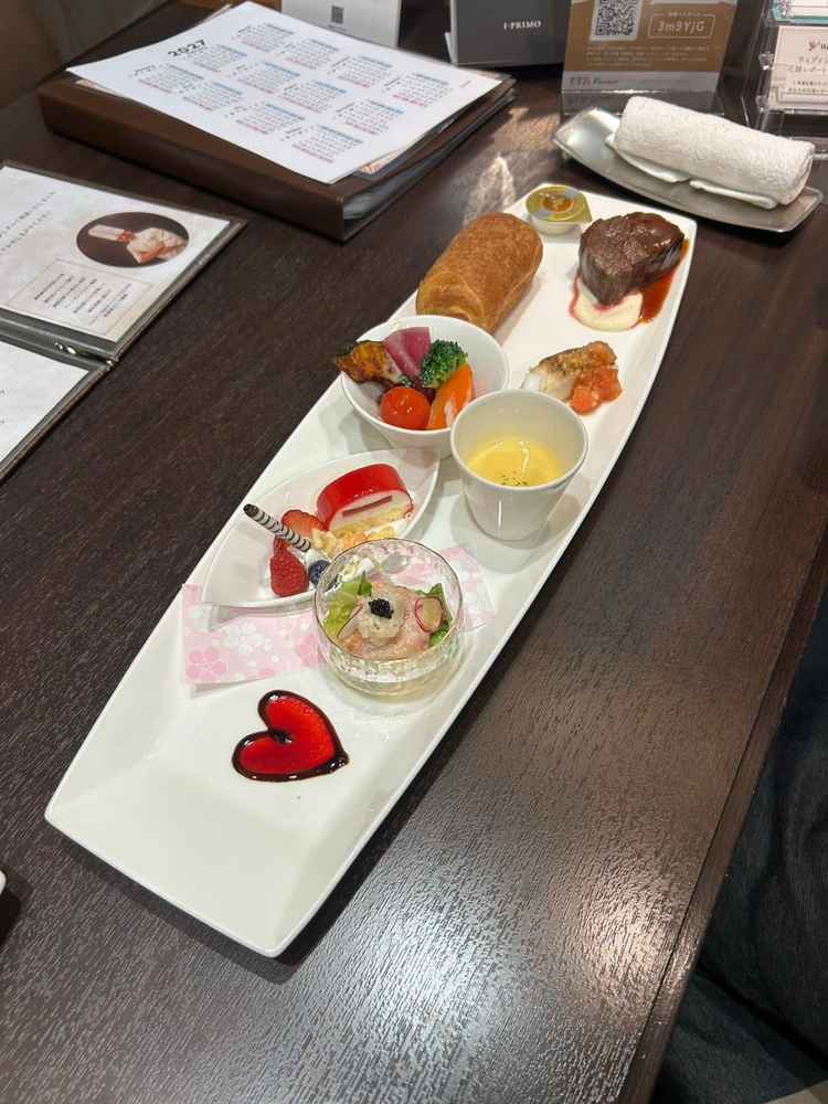 コース料理が配られたときに撮りました。このテーブルで見積もりや式場の説明を受けました。