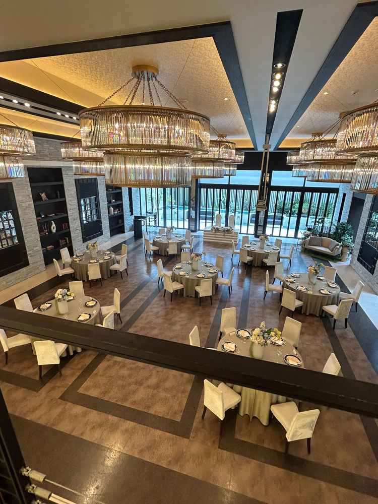 写真で見ていて気になっていた披露宴会場(40名セット)。雰囲気もサイズも理想通りで、ガーデンも素敵。