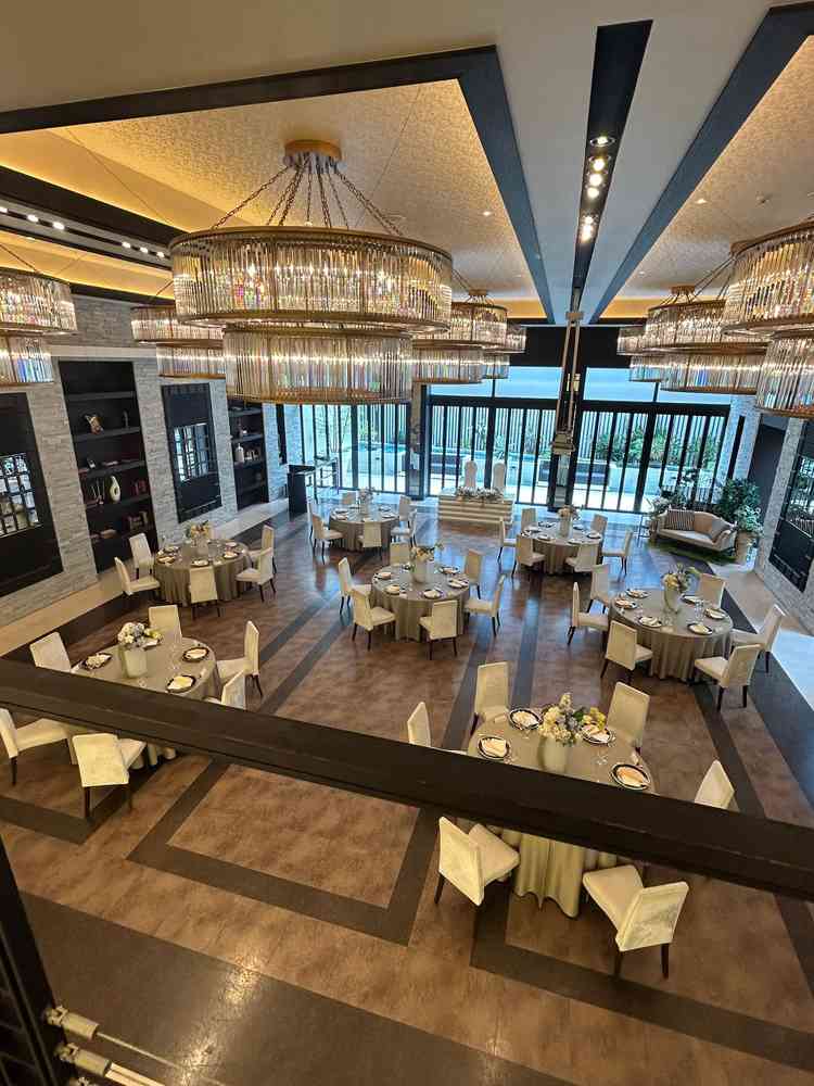 写真で見ていて気になっていた披露宴会場(40名セット)。雰囲気もサイズも理想通りで、ガーデンも素敵。