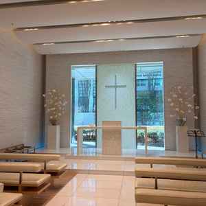 結婚式会場のチャペルです。サイドのライトのカラー変更や、十字架をカバーすることもできるようです。