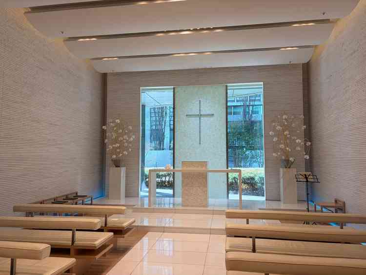 結婚式会場のチャペルです。サイドのライトのカラー変更や、十字架をカバーすることもできるようです。