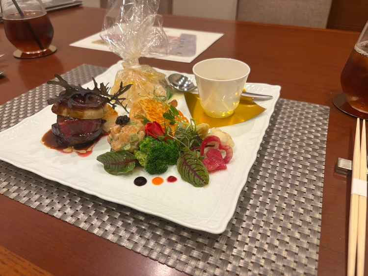 料理はすごく美味しくて、今まで行った結婚式場の中で一番だった！