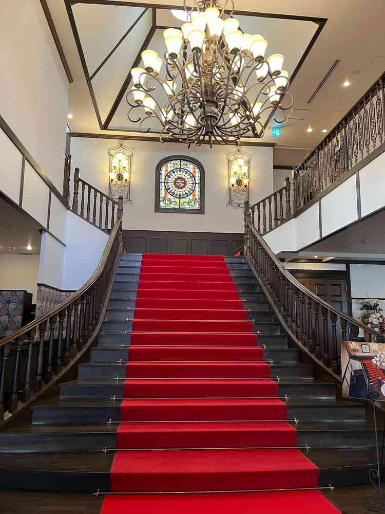 入り口から入ってすぐに目に入るよう大階段です。とても印象的で素敵でした。