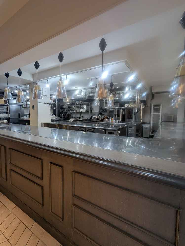 オープンキッチンがとても広かったです。お皿をたくさん並べて盛り付けしている様子はとても豪華です。