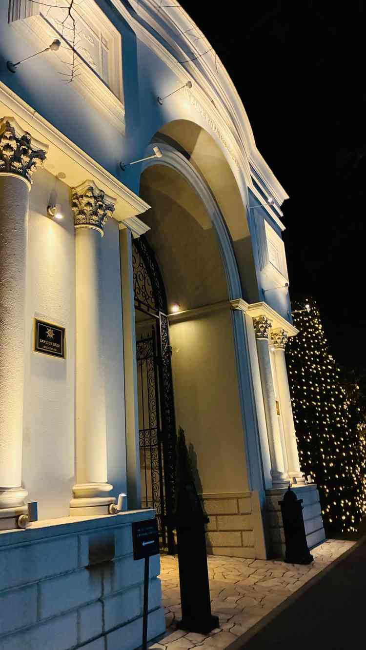 エントランスの門 夜のライトアップがされていて綺麗でした