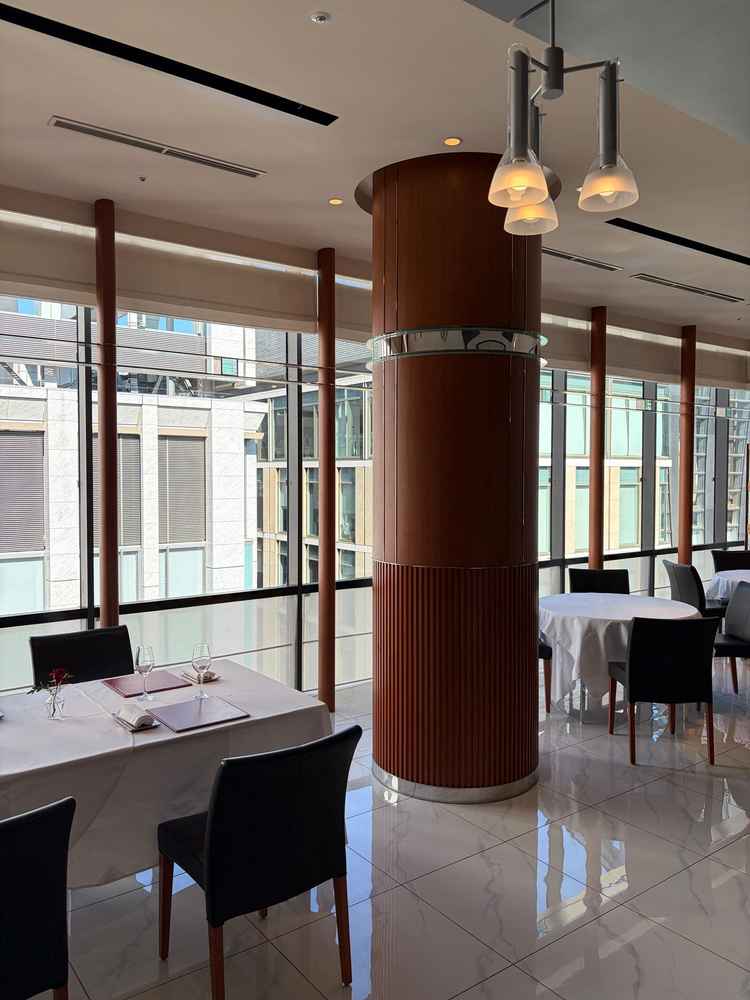 こちらはお料理を頂いた場所であり、挙式を行う会場とのことでした。