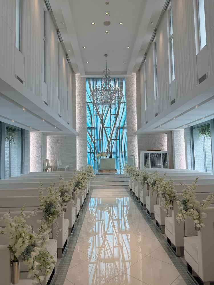 白基調の式場です。外からの光でさらにきれいに見えます。