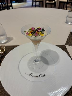 試食した前菜。割り箸を割って金箔を降らせる演出があった。